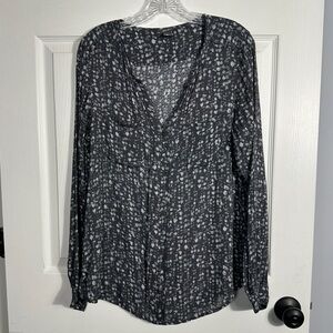 Eddie Bauer gray patterned top sz. M, lightweight, v-neck, rayon, flowy